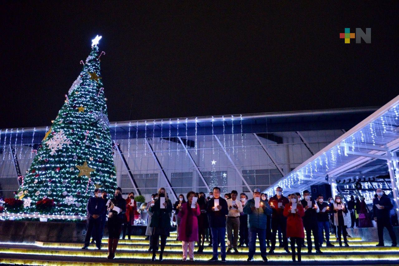 Enciende Gobernador iluminación de árbol navideño del DIF estatal