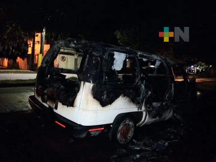 En percance, camioneta choca y queda en cenizas