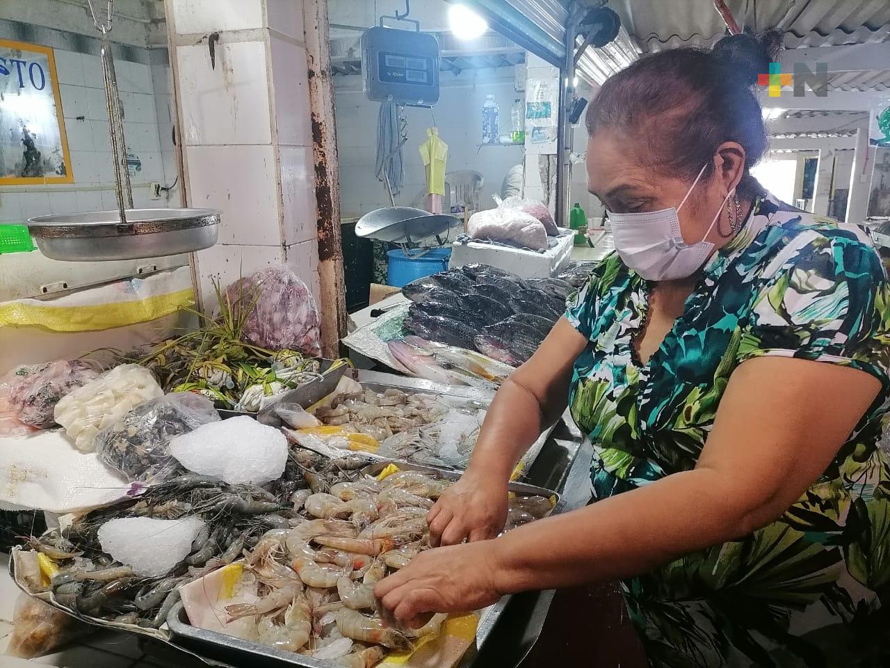 Comerciantes de mariscos en Coatza, con ligero repunte en ventas