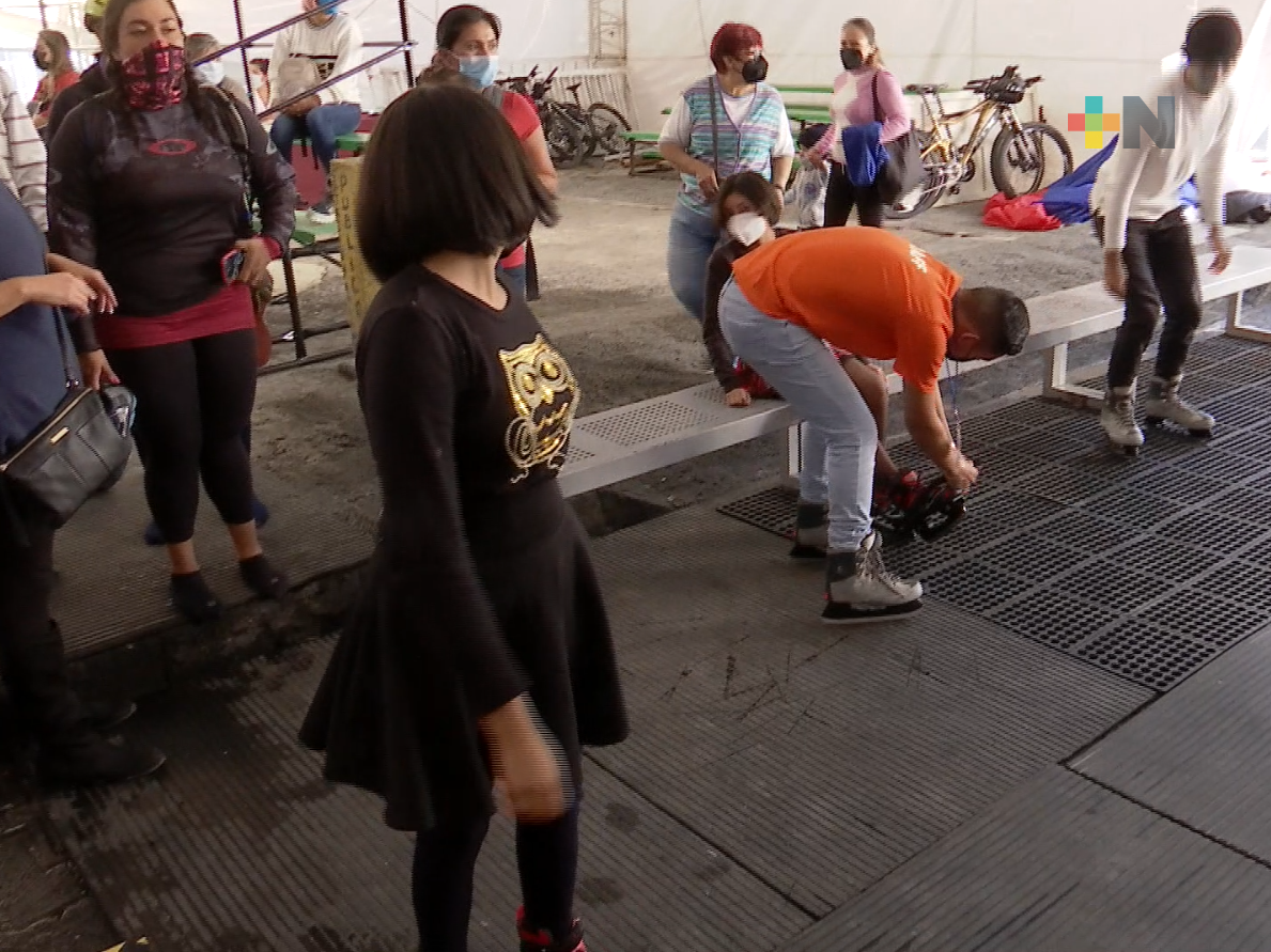 Gran interés de visitantes por patinar en pista sobre hielo, de Coatepec