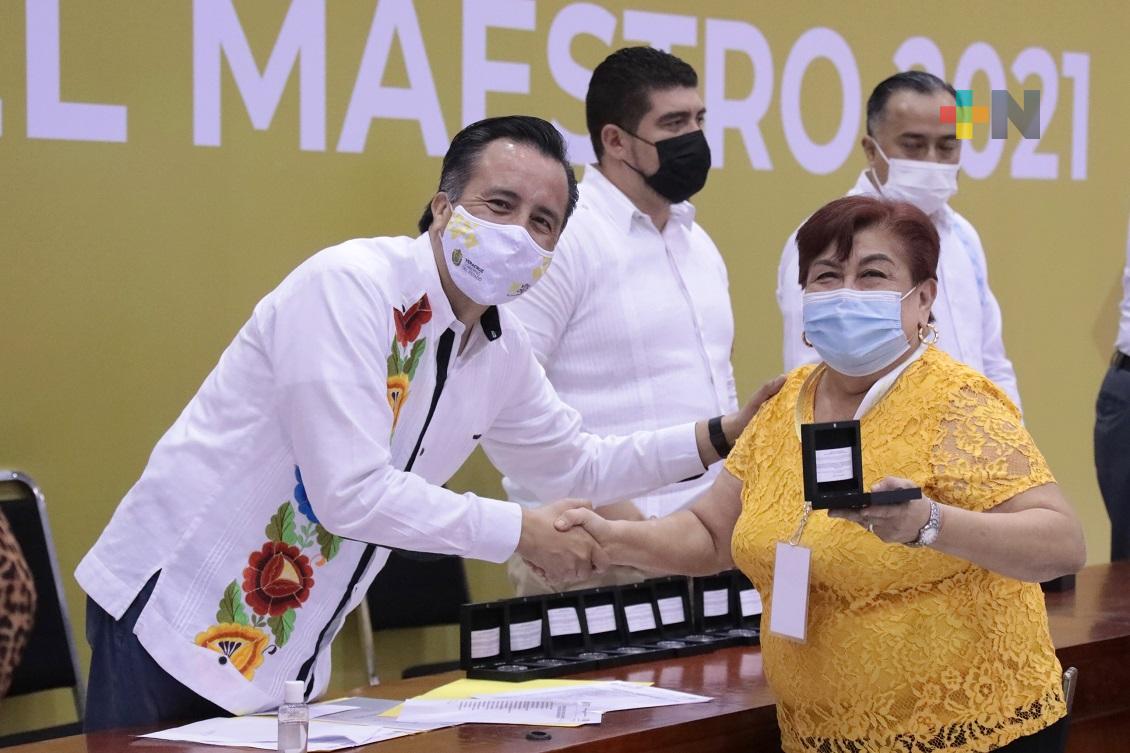 Dando clases ante toda adversidad, maestros honran legado de grandes pedagogos: Gobernador