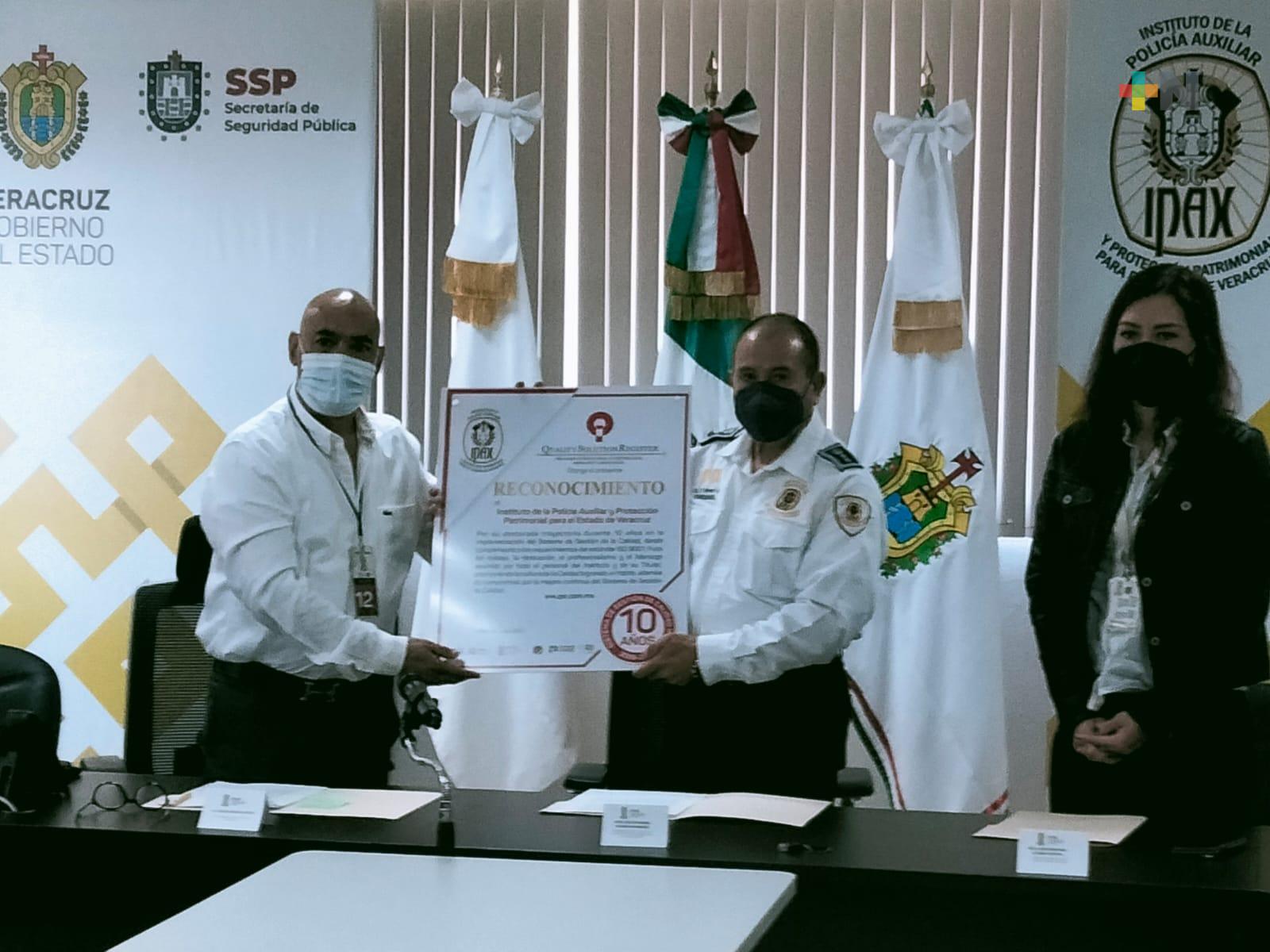 Entregan distintivo a IPAX por la implementación de sistema de gestión de calidad