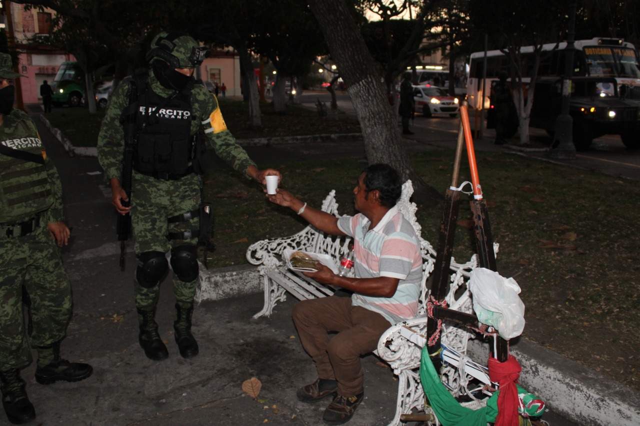 Reparten elementos de la Sedena refrigerios a personas en situación de calle