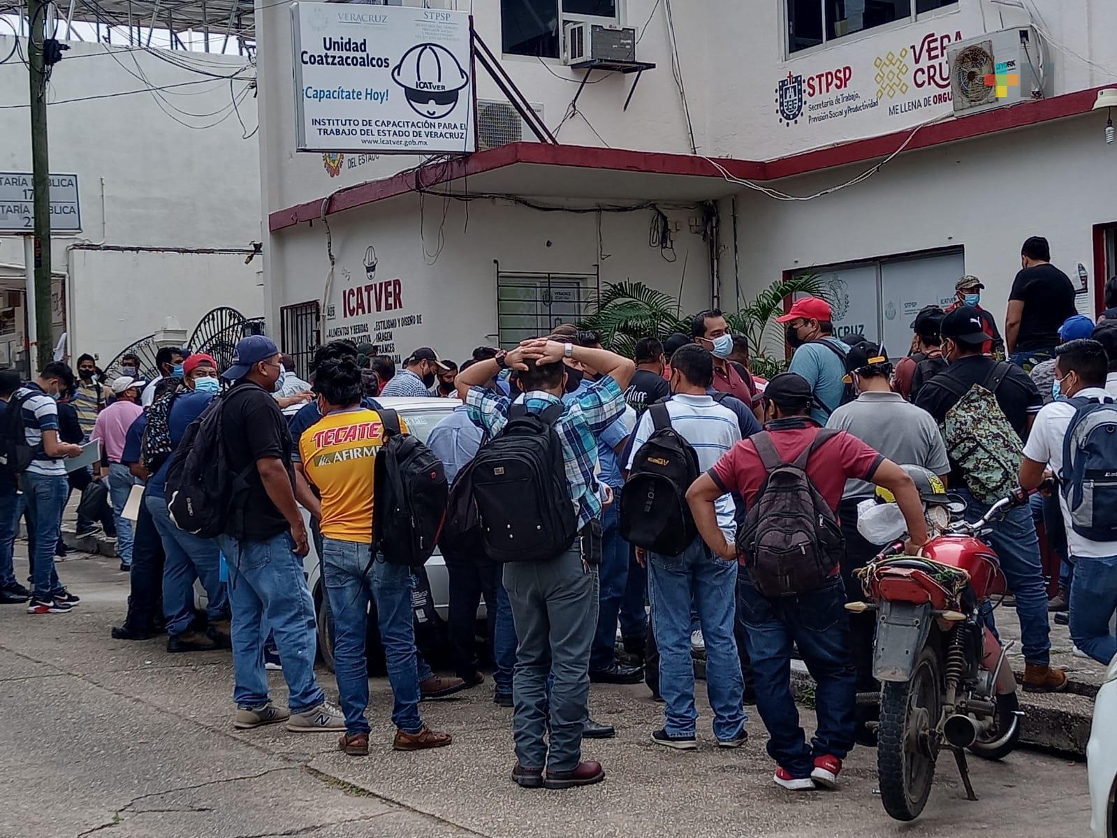 Acuden más 400 personas a reclutamiento para trabajar en Dos Bocas; martes continúa