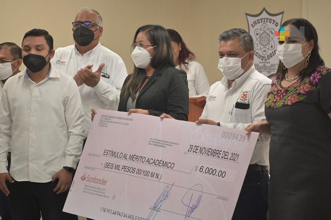 Tecnológico de Tantoyuca entregó becas económicas a estudiantes