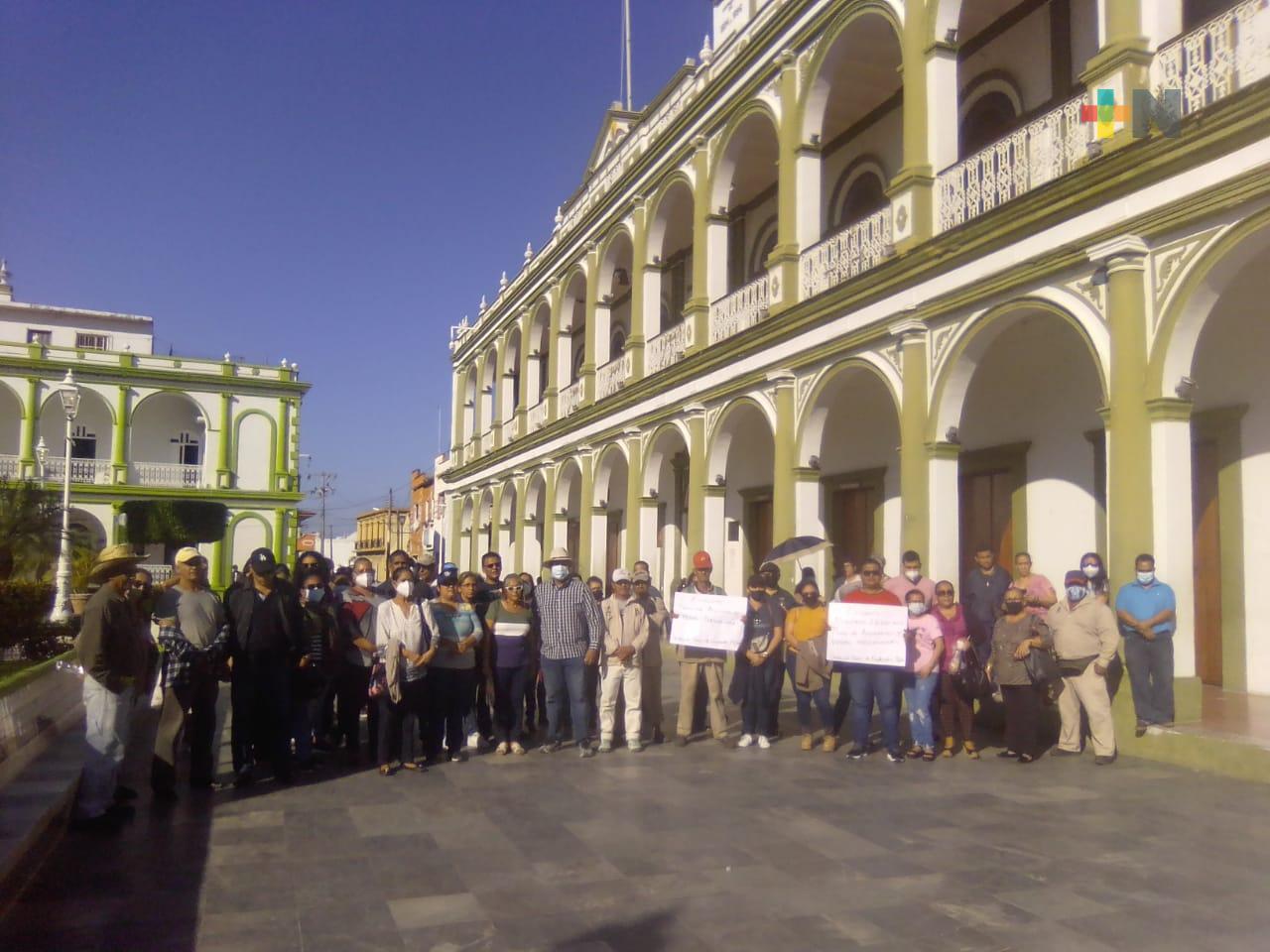 Trabajadores toman palacio municipal de Alvarado por falta de aguinaldo