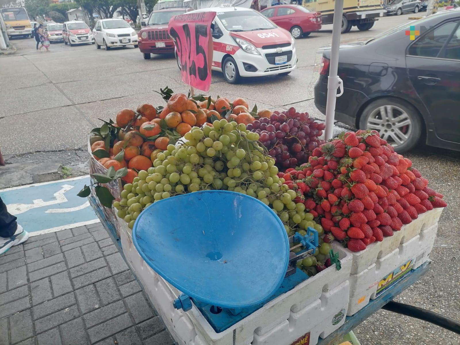 Dejan de vender uvas por alto costo en Coatzacoalcos