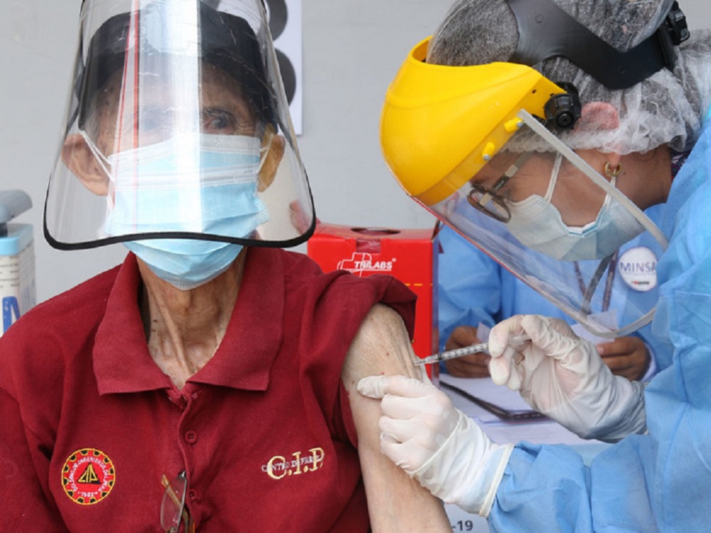 Ómicron se expande a una velocidad “no vista con las variantes anteriores”, alerta la OMS