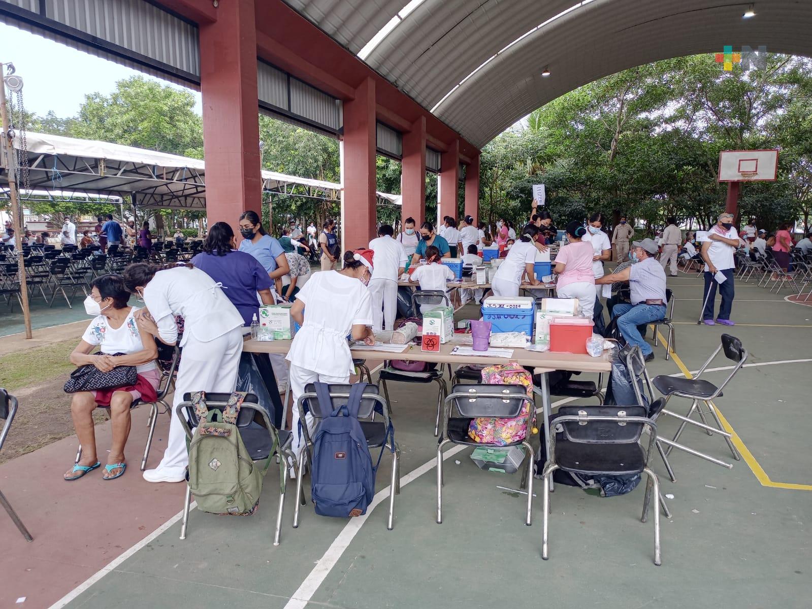 Cerca de 30 mil adultos mayores recibieron dosis de refuerzo en Coatzacoalcos