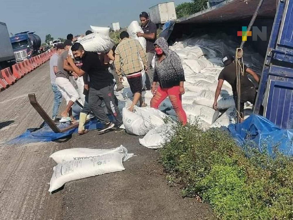 Vuelca tráiler con azúcar y pobladores roban mercancía