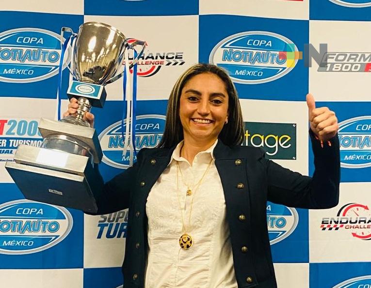 Galardonan a la piloto veracruzana Laura Sanz en Copa Notiauto