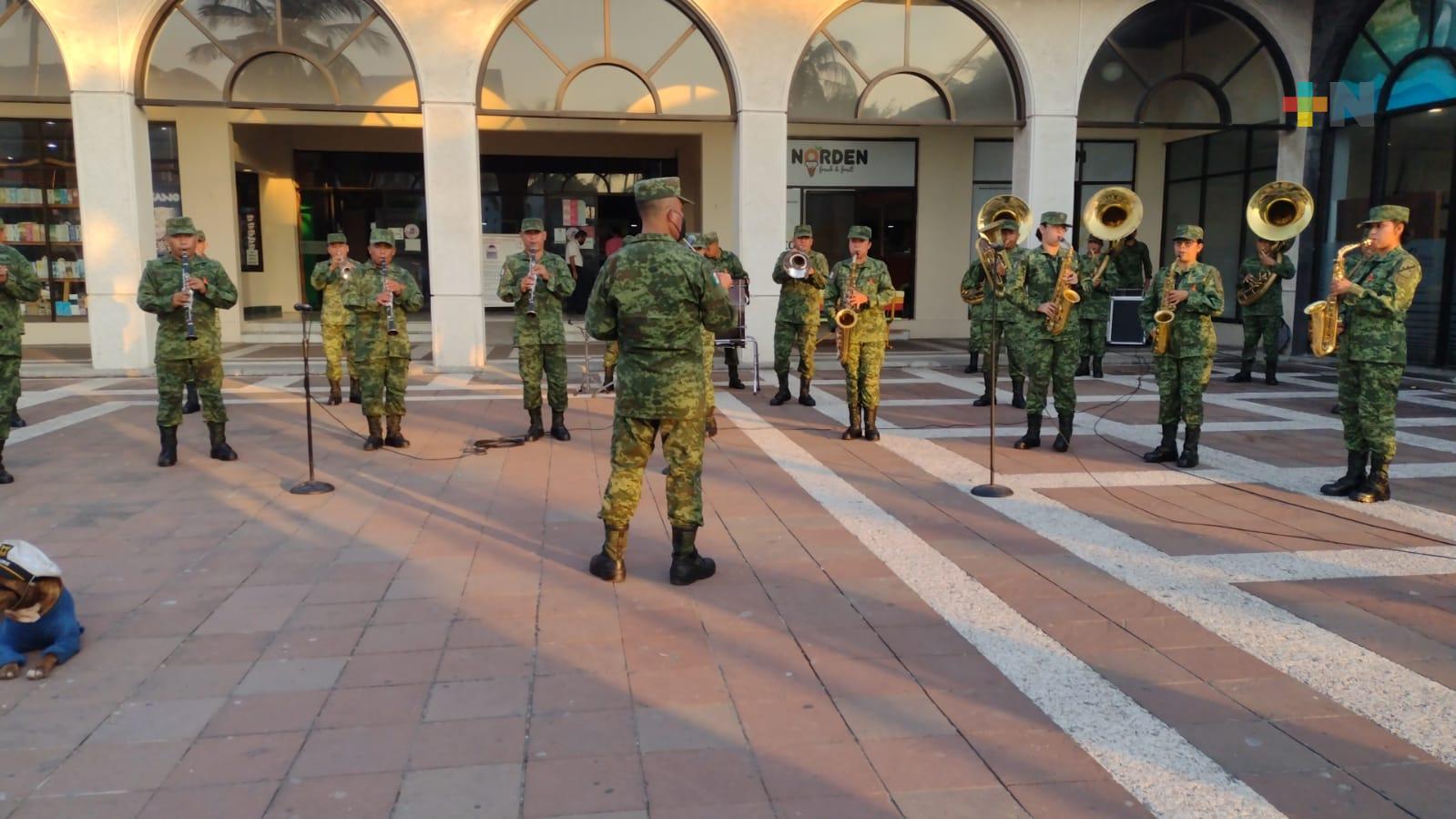 Celebra «Flashmob» banda de música de la Sedena