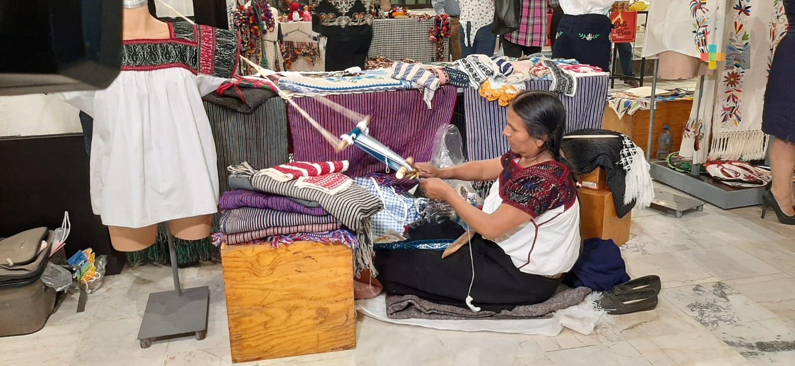 Participan 20 artesanos de Veracruz e Hidalgo en mercado de artesanías