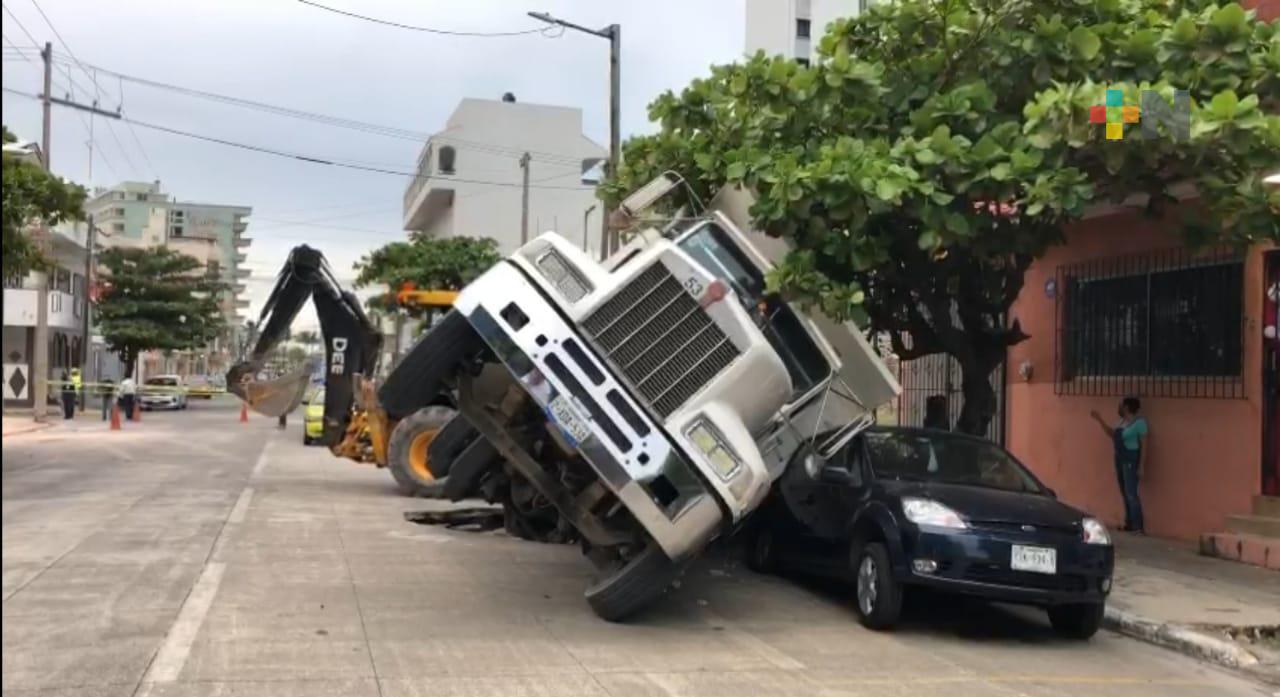 Se hunde camión de volteo en socavón del puerto