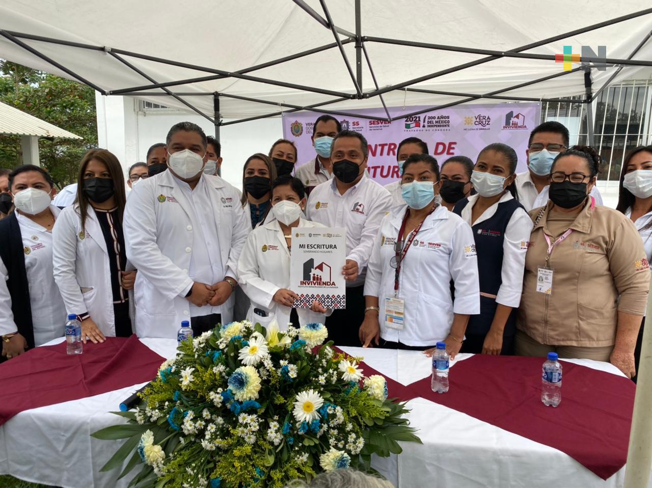 Entregan escrituras del Centro de Salud de Tres Valles