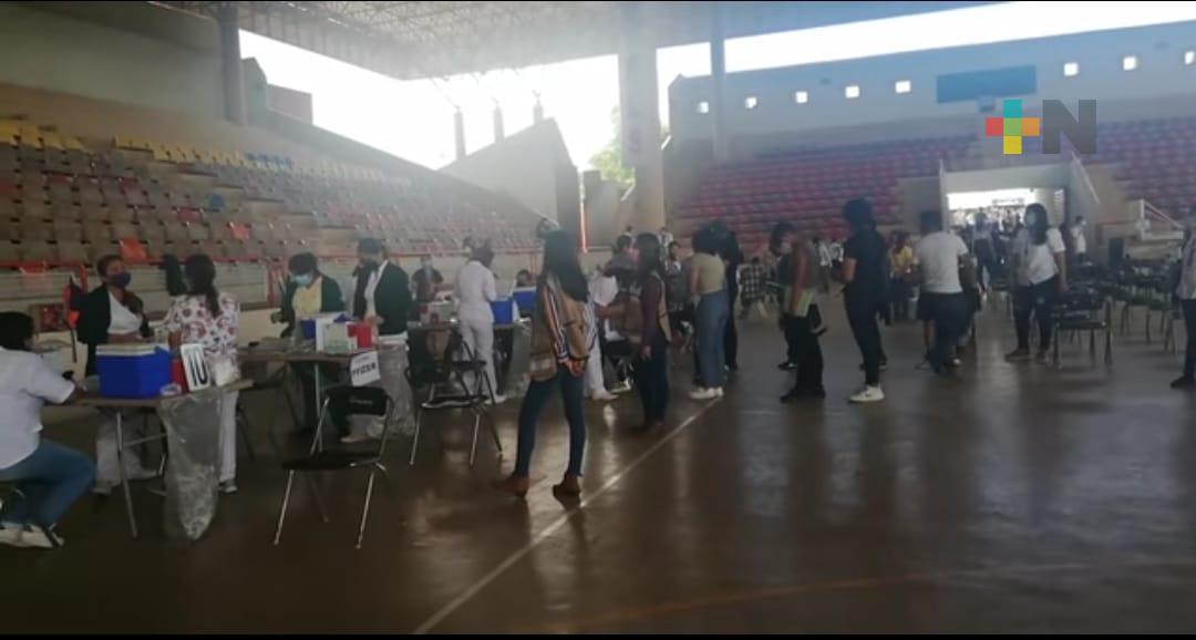 Inicia vacunación anticovid para adolescentes en Minatitlán