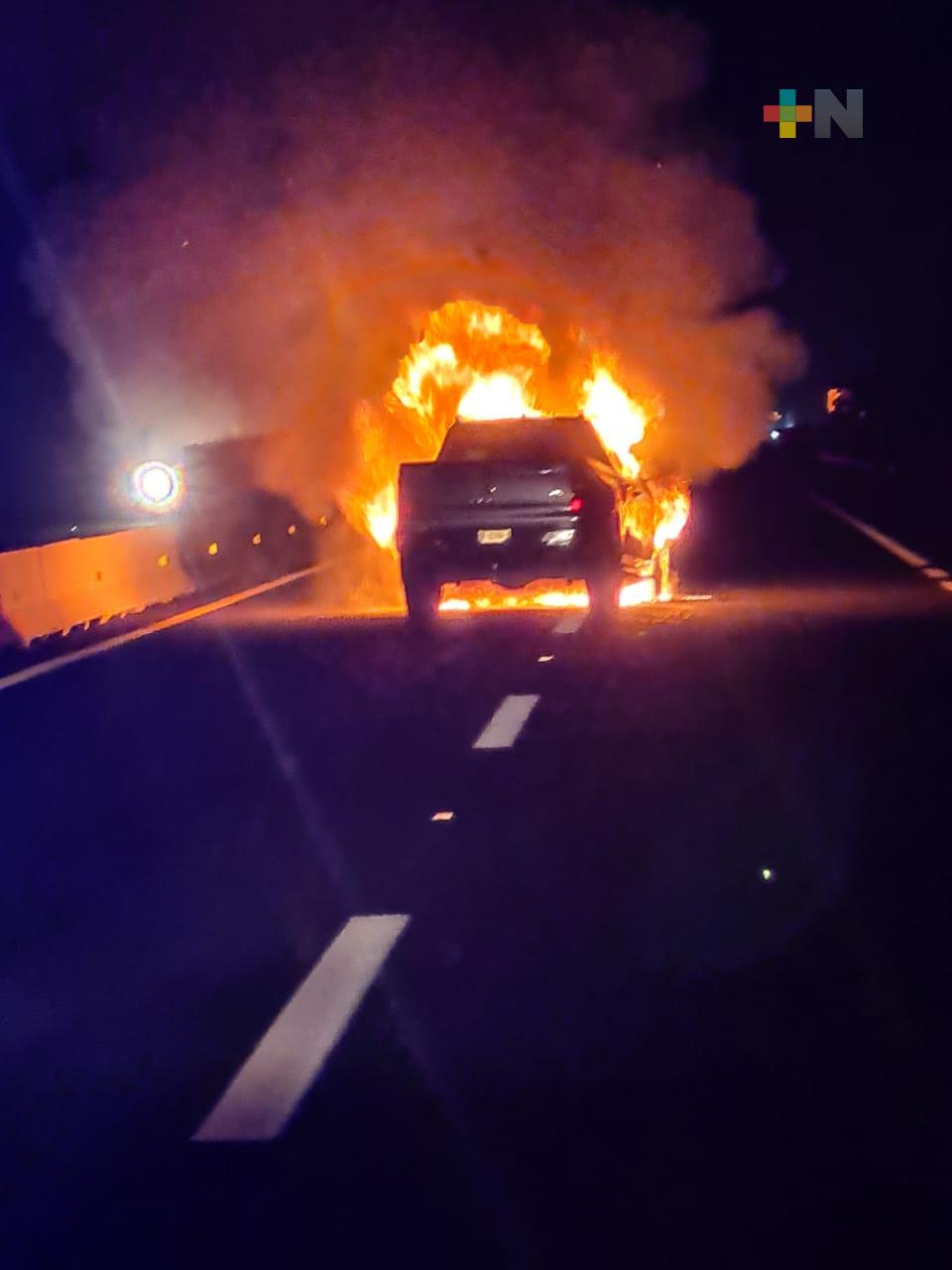 Vehículo en llamas en carretera Xalapa-Veracruz