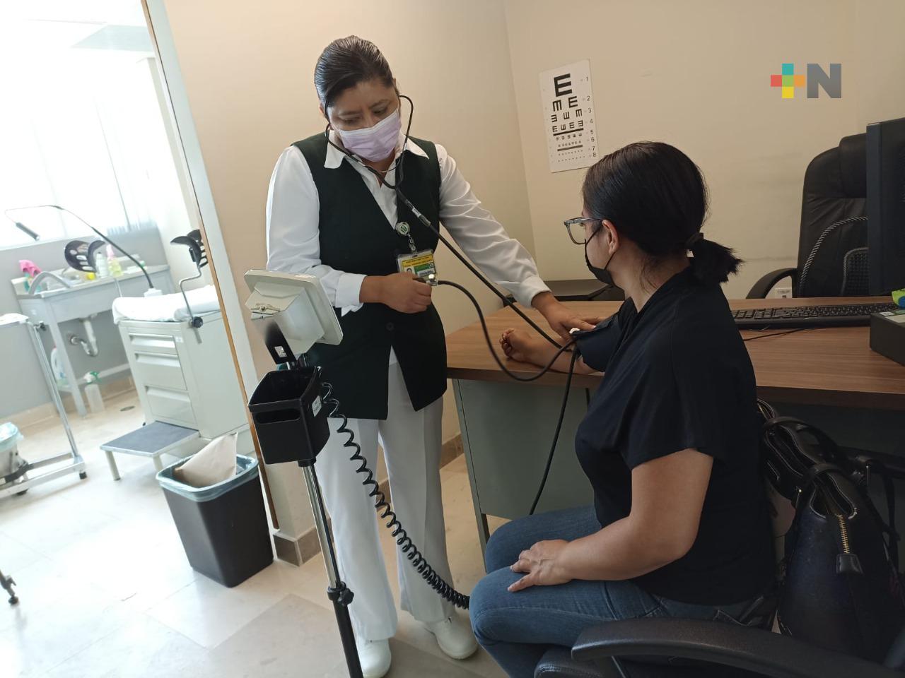 IMSS anuncia vacantes para médicos generales y técnicas en Enfermería