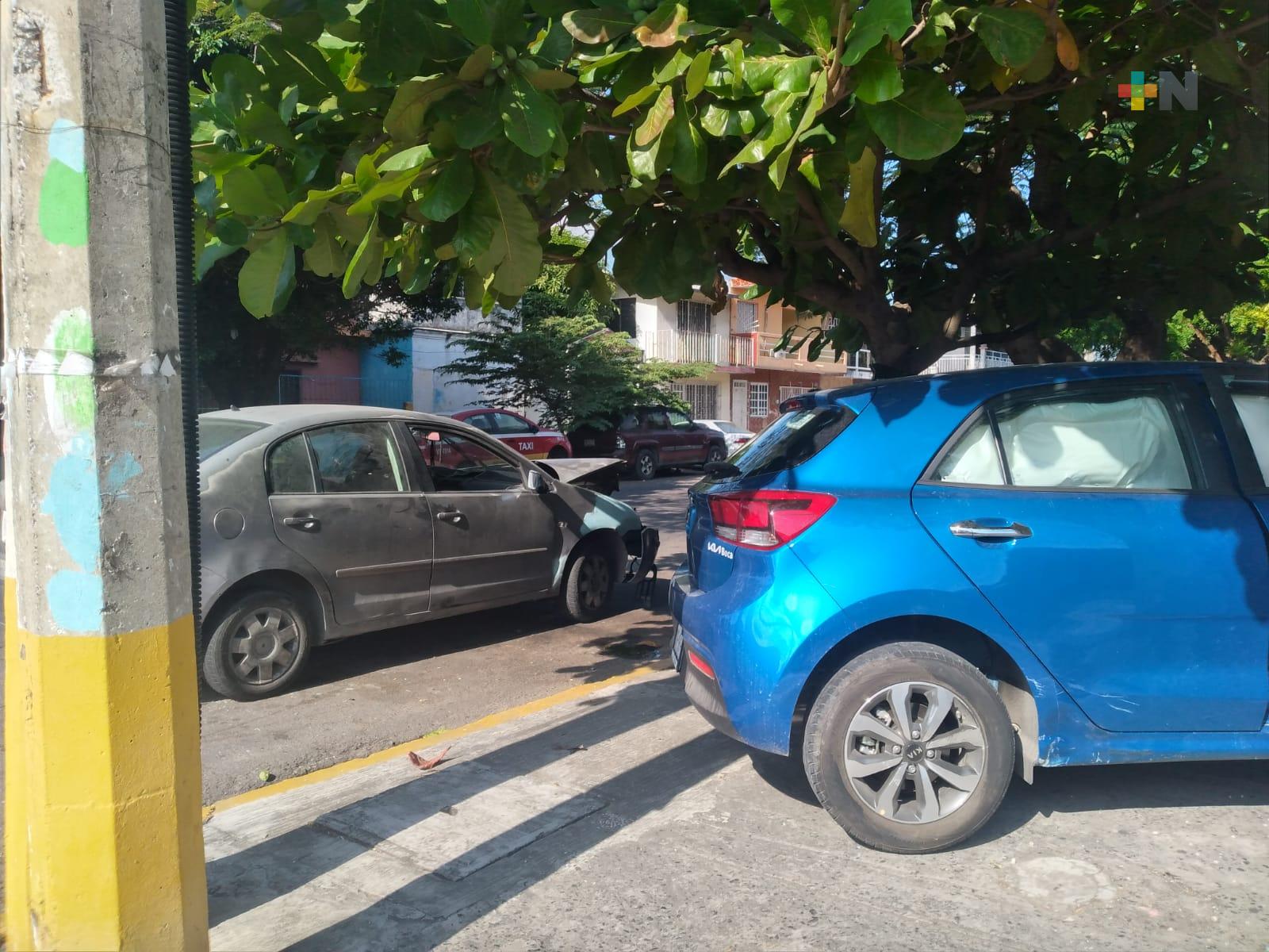 Daños materiales deja accidente automovilístico en el centro de Veracruz