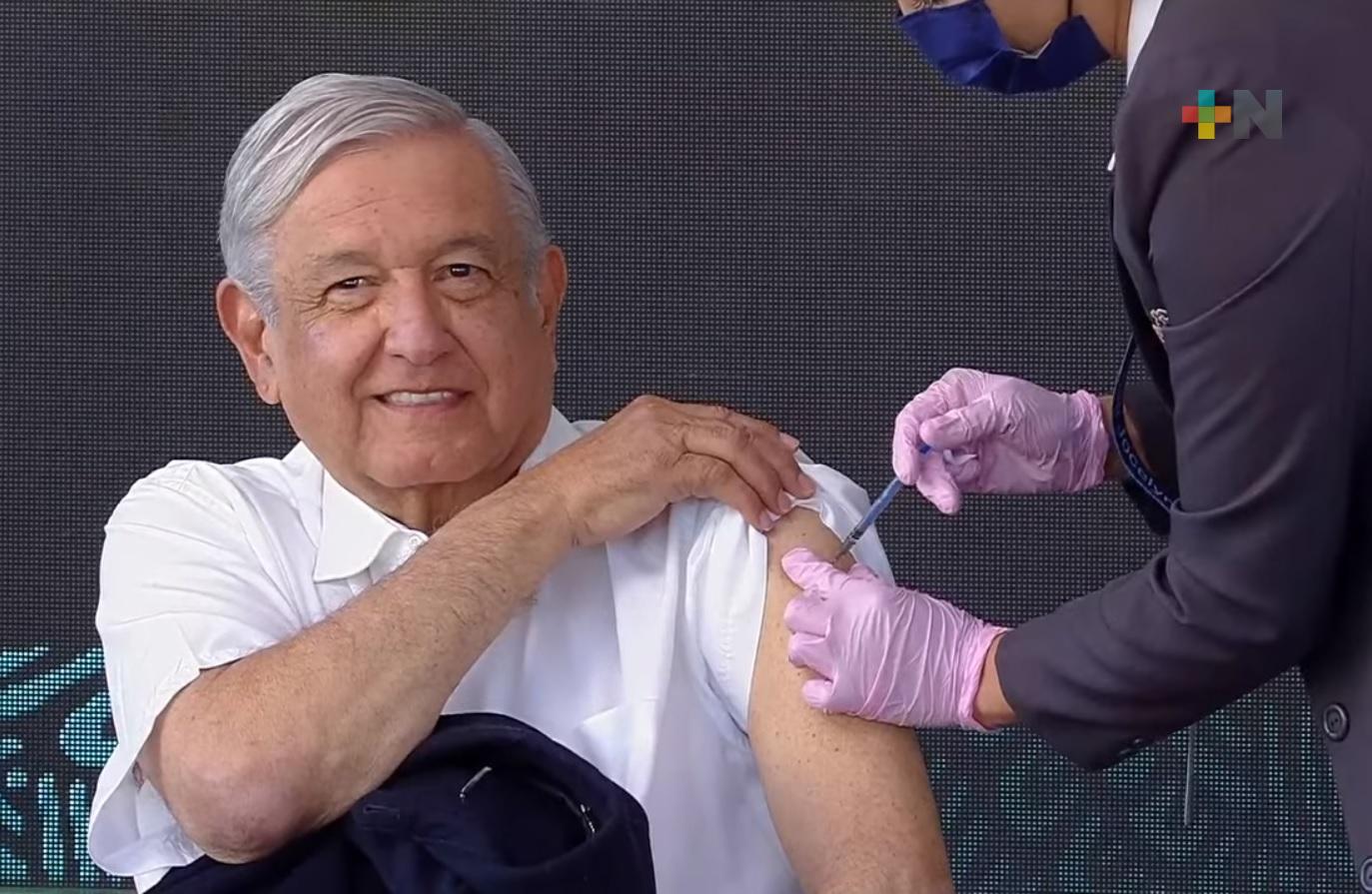 Recibe dosis de refuerzo anti-covid, el presidente López Obrador
