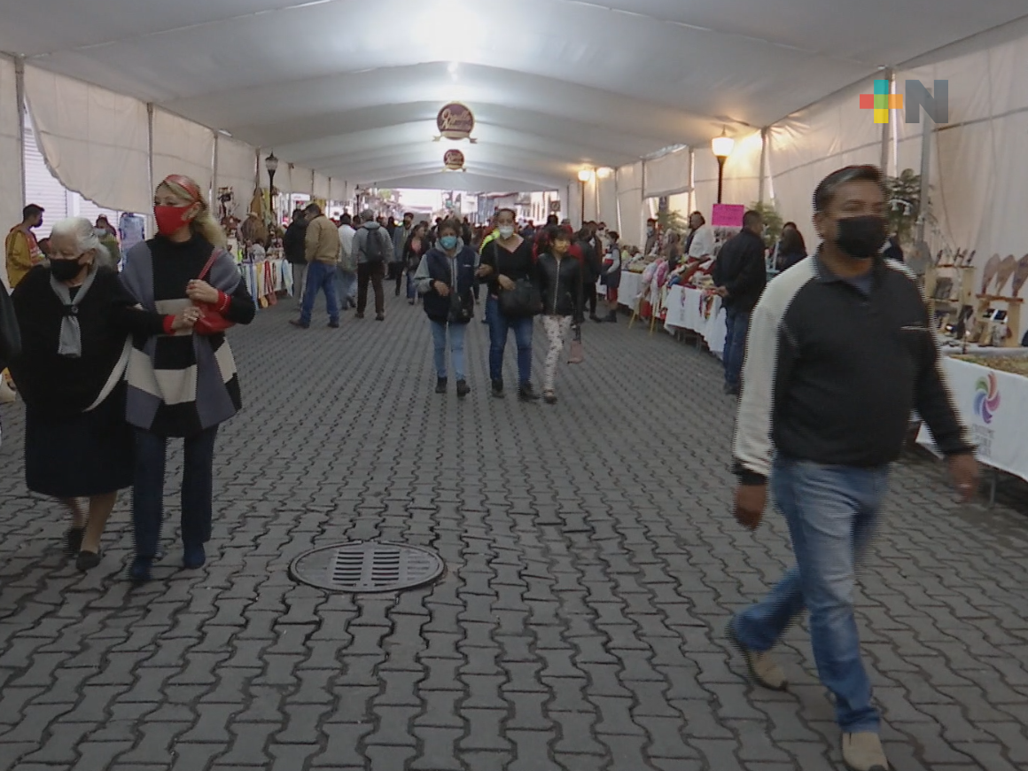 Festival Orgullo Navideño en Coatepec reactiva la economía de artesanos