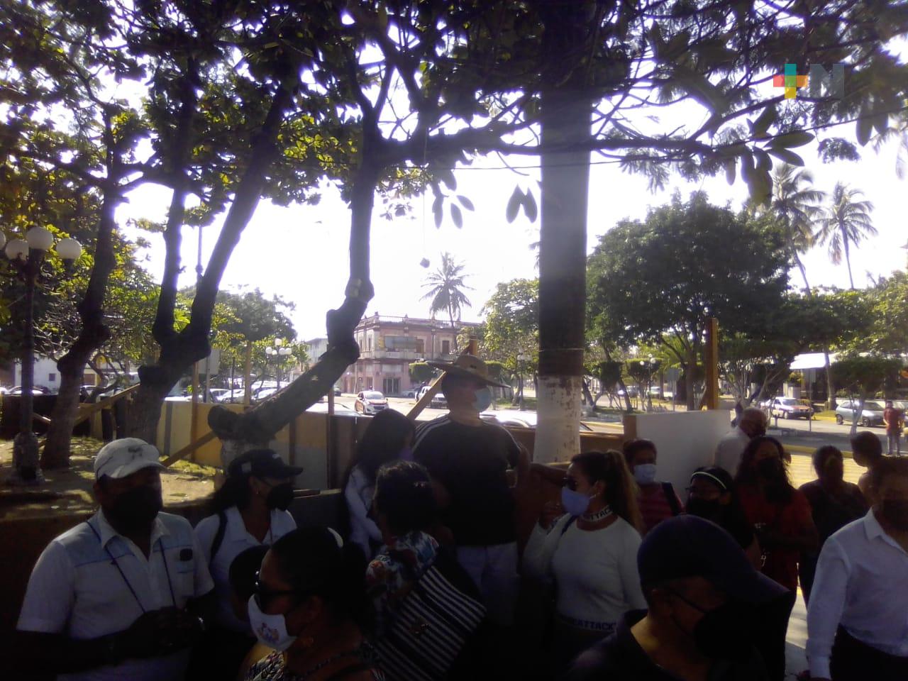 Para impedir acceso a vendedores, cercan zona del Tranvía del Recuerdo en Veracruz