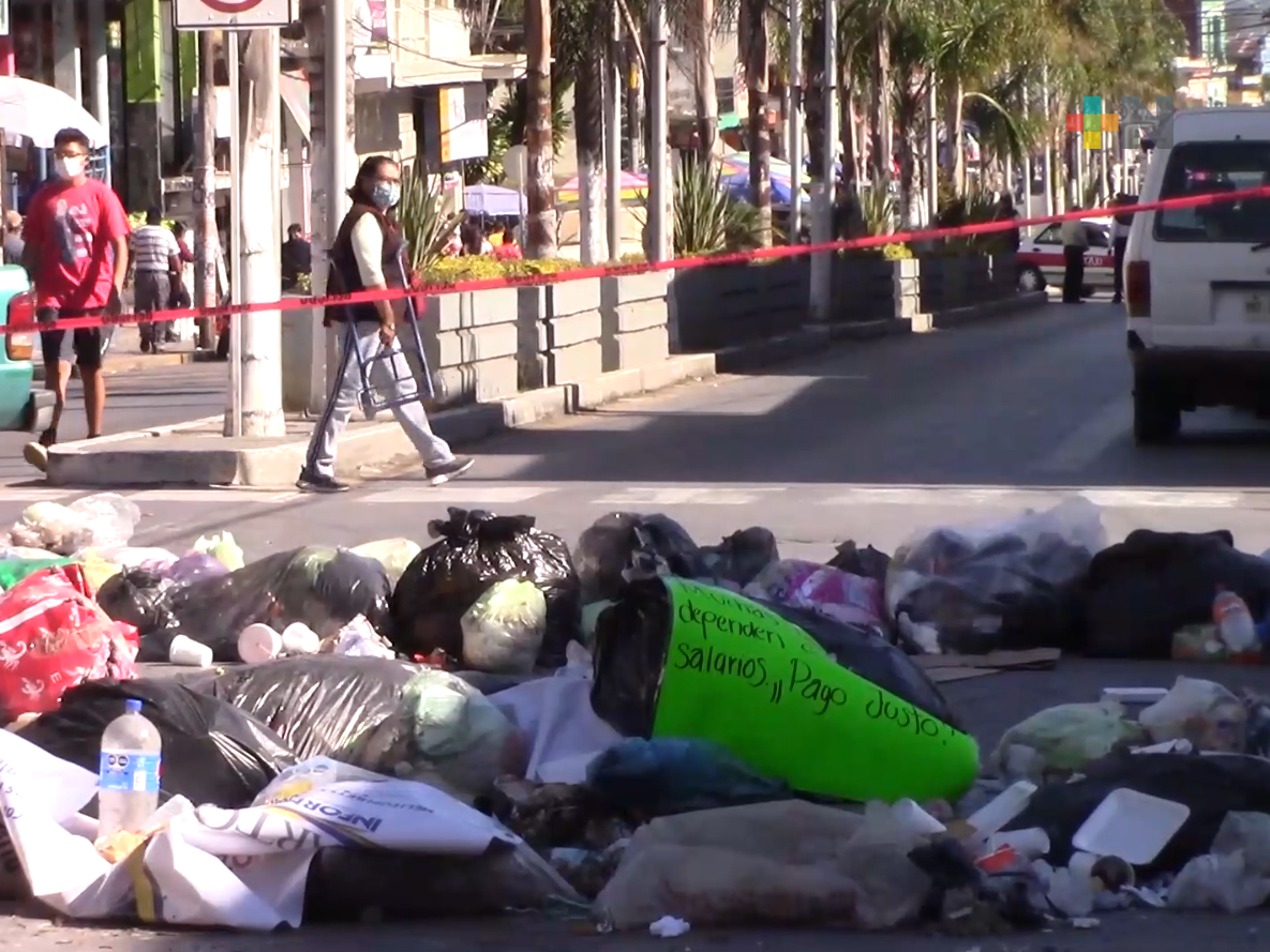 Toman palacio municipal de Cd. Mendoza; basura obstruye calles del centro