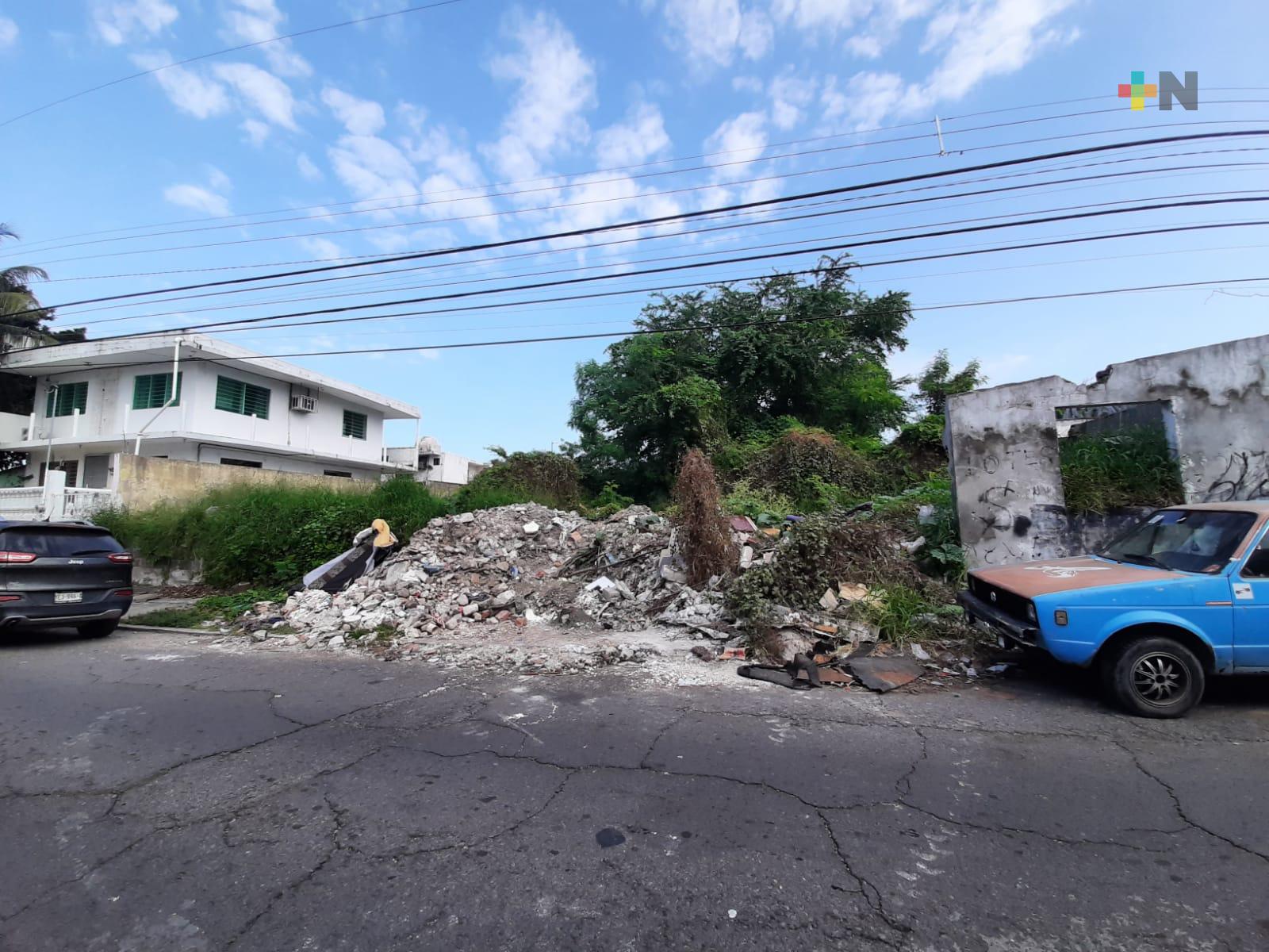 Lote baldío de Boca del Río se convierte en foco de infección, denuncian vecinos