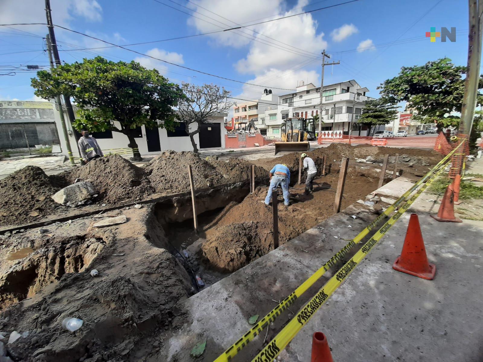 Por cambio de ducto de concreto de aguas negras cierran calle Hernández y Hernández, en Veracruz