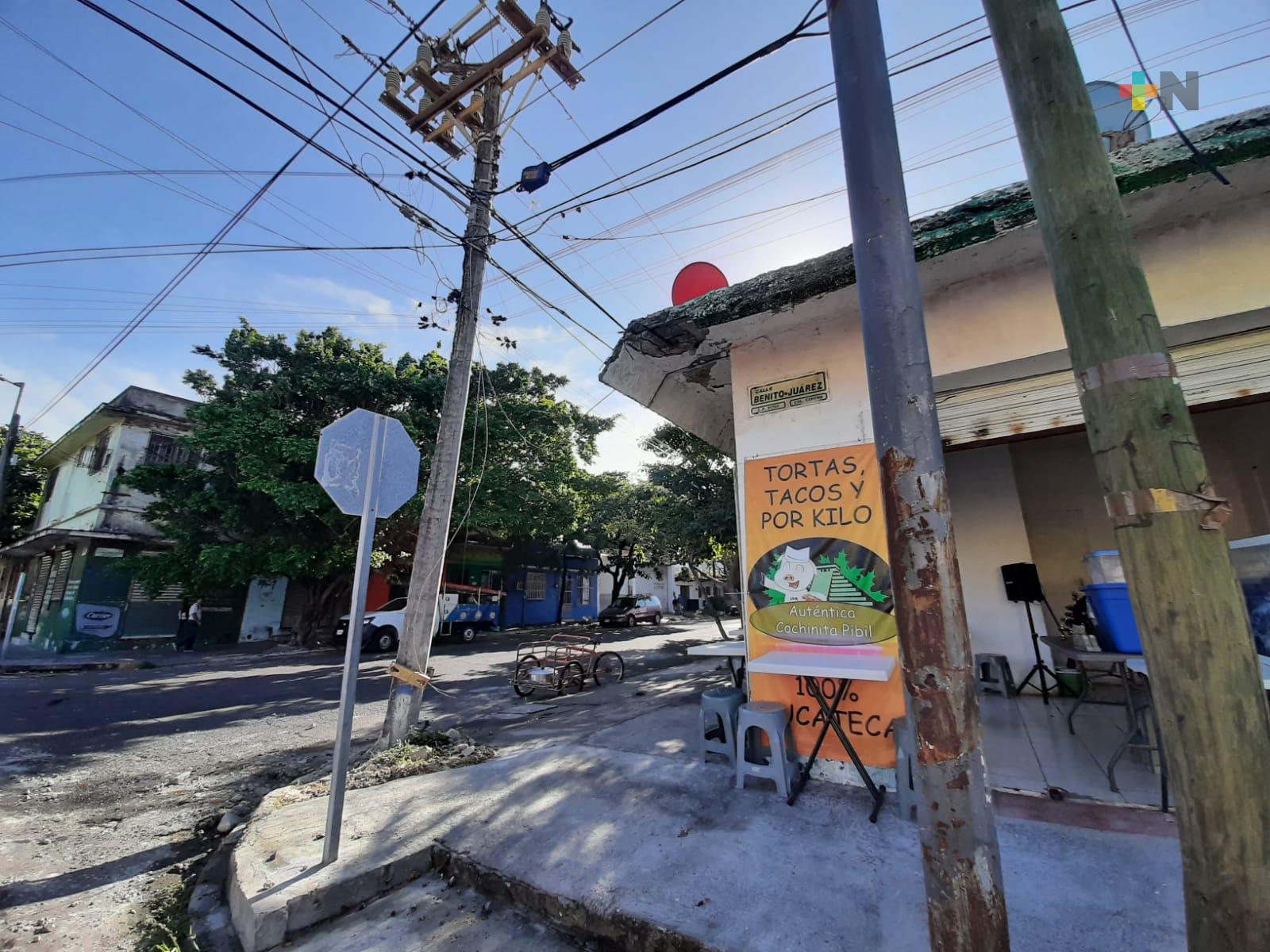 Automóvil tira poste y deja sin energía eléctrica varias calles en Veracruz