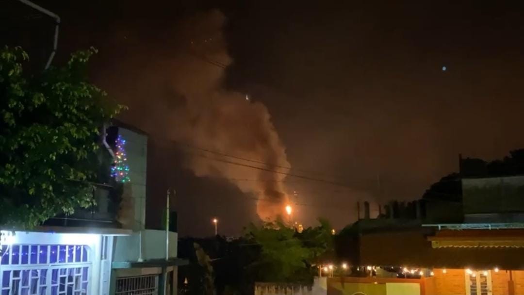Se reporta bajo control el incendio en Refinería Lázaro Cárdenas