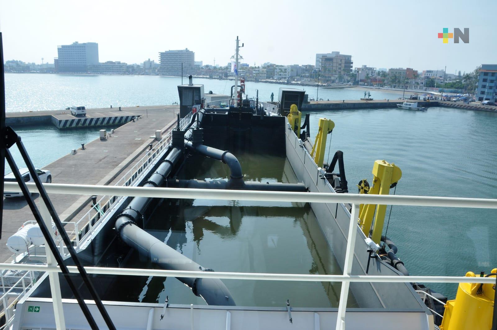 Arriba equipo de dragado al puerto de Veracruz