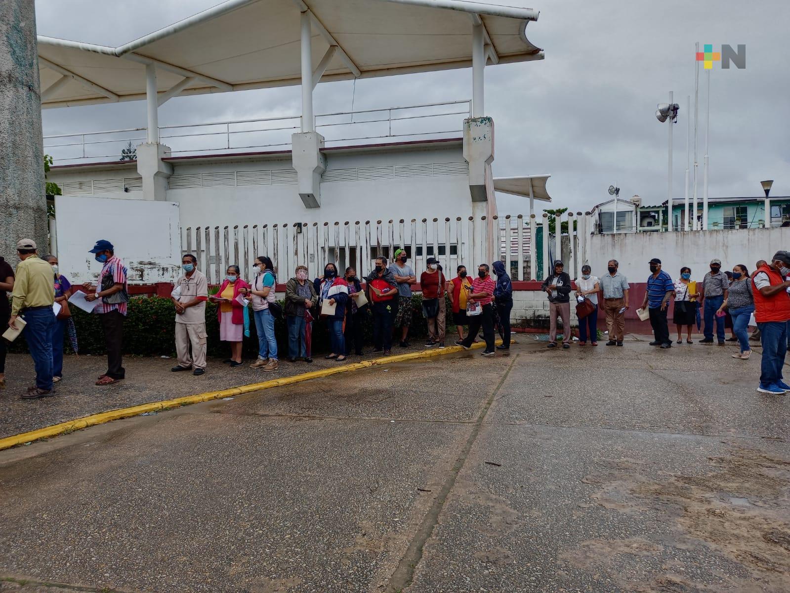 Largas filas se observan en módulos de vacuna de refuerzo en Coatzacoalcos