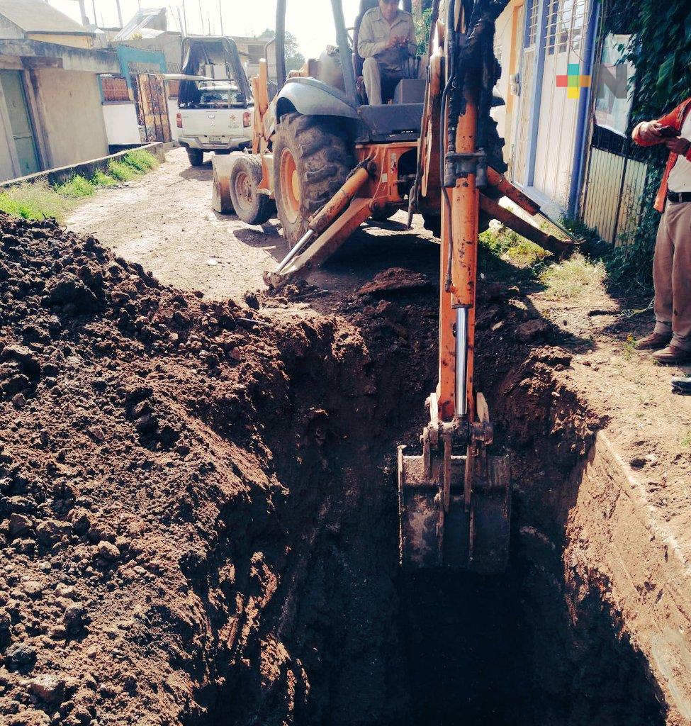 CMAS Xalapa trabaja en fuga de agua en colonia Lomas de San Roque