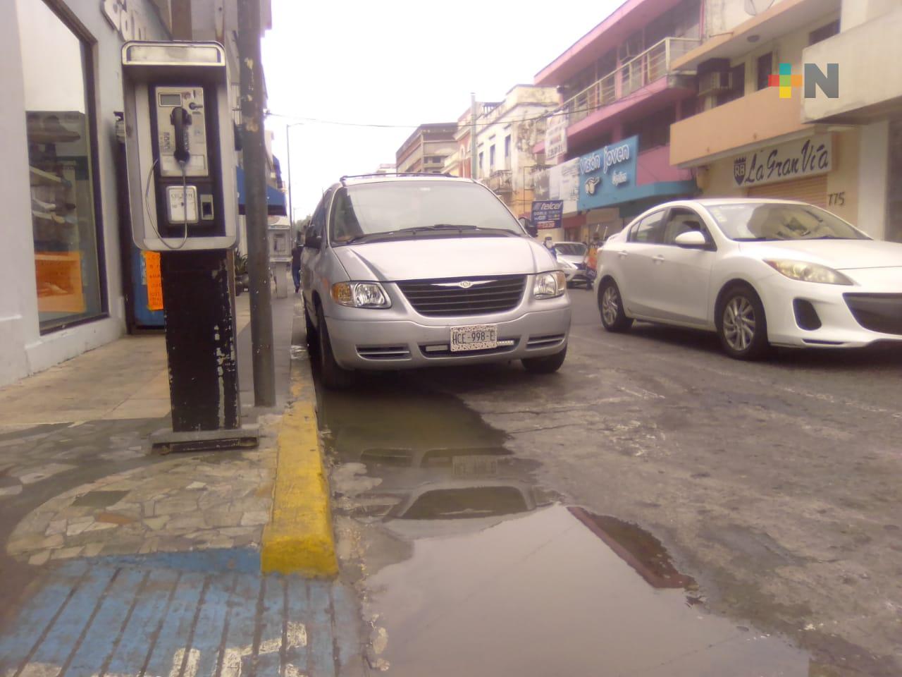 Fuga de aguas negras afecta a calles del Centro Histórico de Veracruz