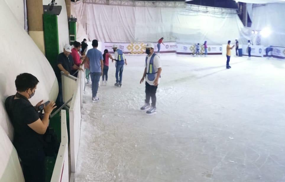 Ciudadanos y turistas ya disfrutan la pista de patinaje sobre hielo en Coatzacoalcos