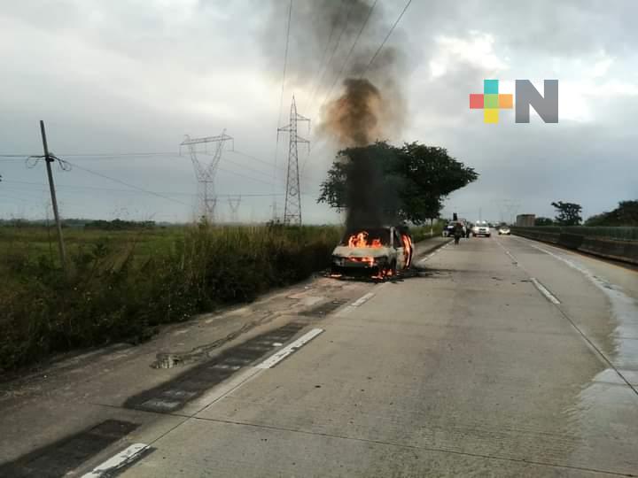 Fuerte incendio vehicular en autopista La Tinaja Cosoleacaque