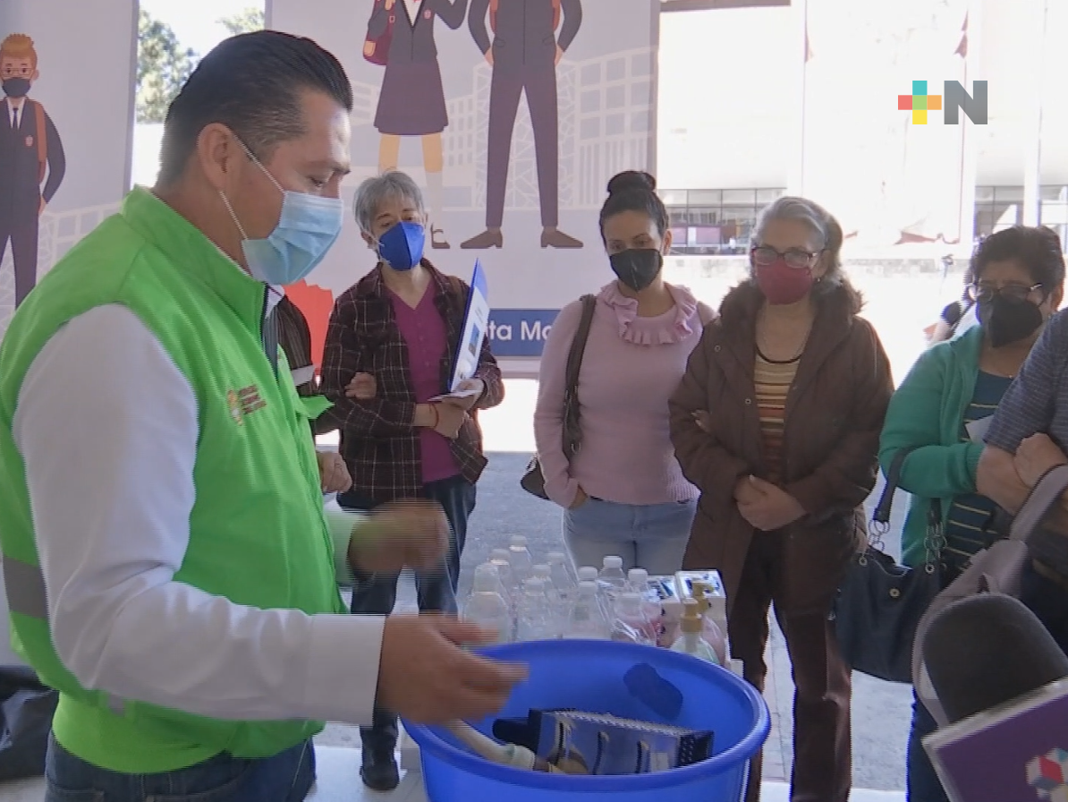 Enseñan a preparar jabón líquido en centro de vacunación de Escuela Normal Veracruzana