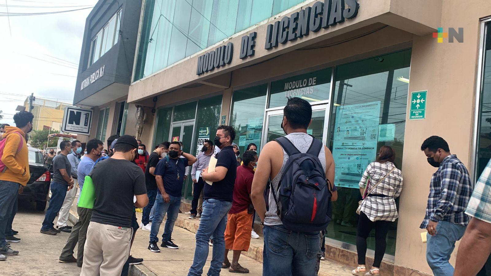 Largas filas en módulo de licencias del centro de Coatzacoalcos