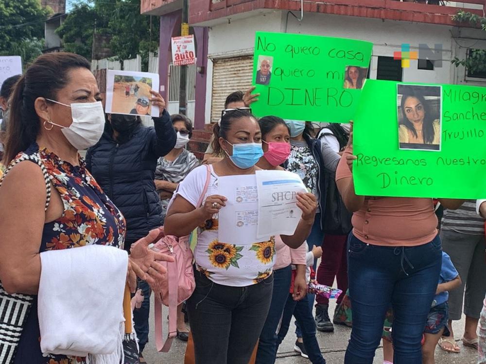 Se manifiestan mujeres defraudadas por promotora de viviendas en Coatzacoalcos