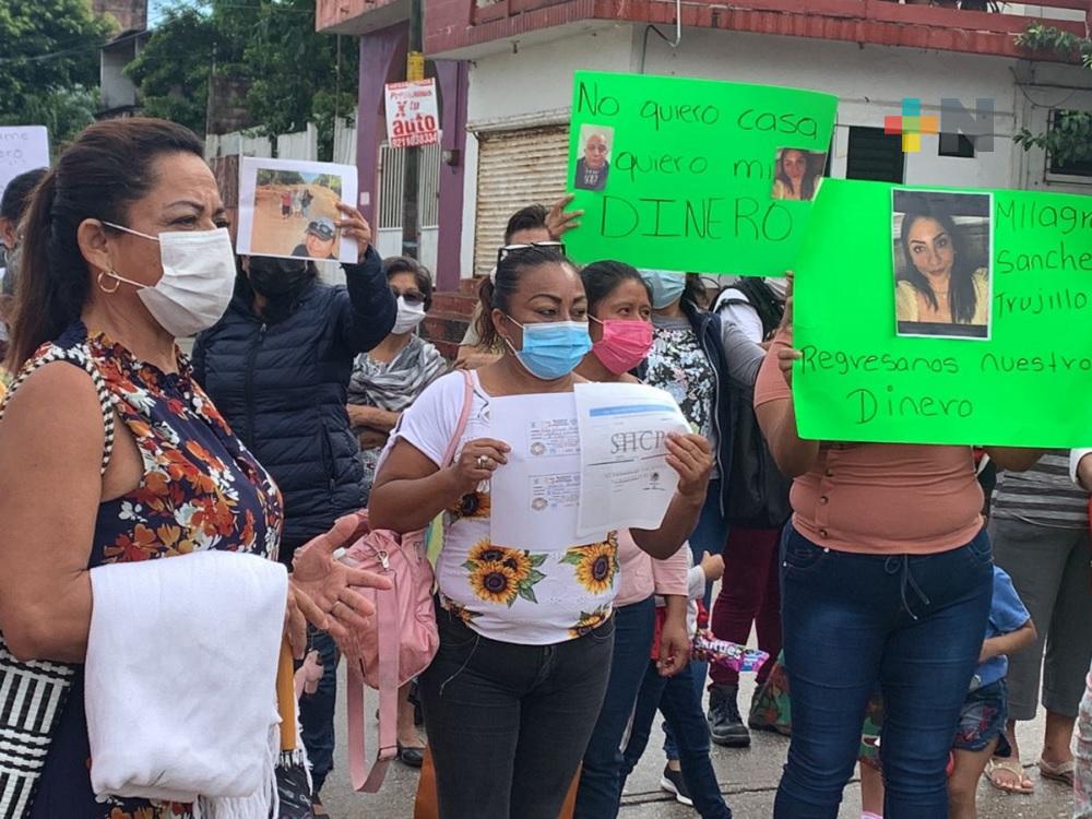 Se manifiestan mujeres defraudadas por promotora de viviendas en Coatzacoalcos