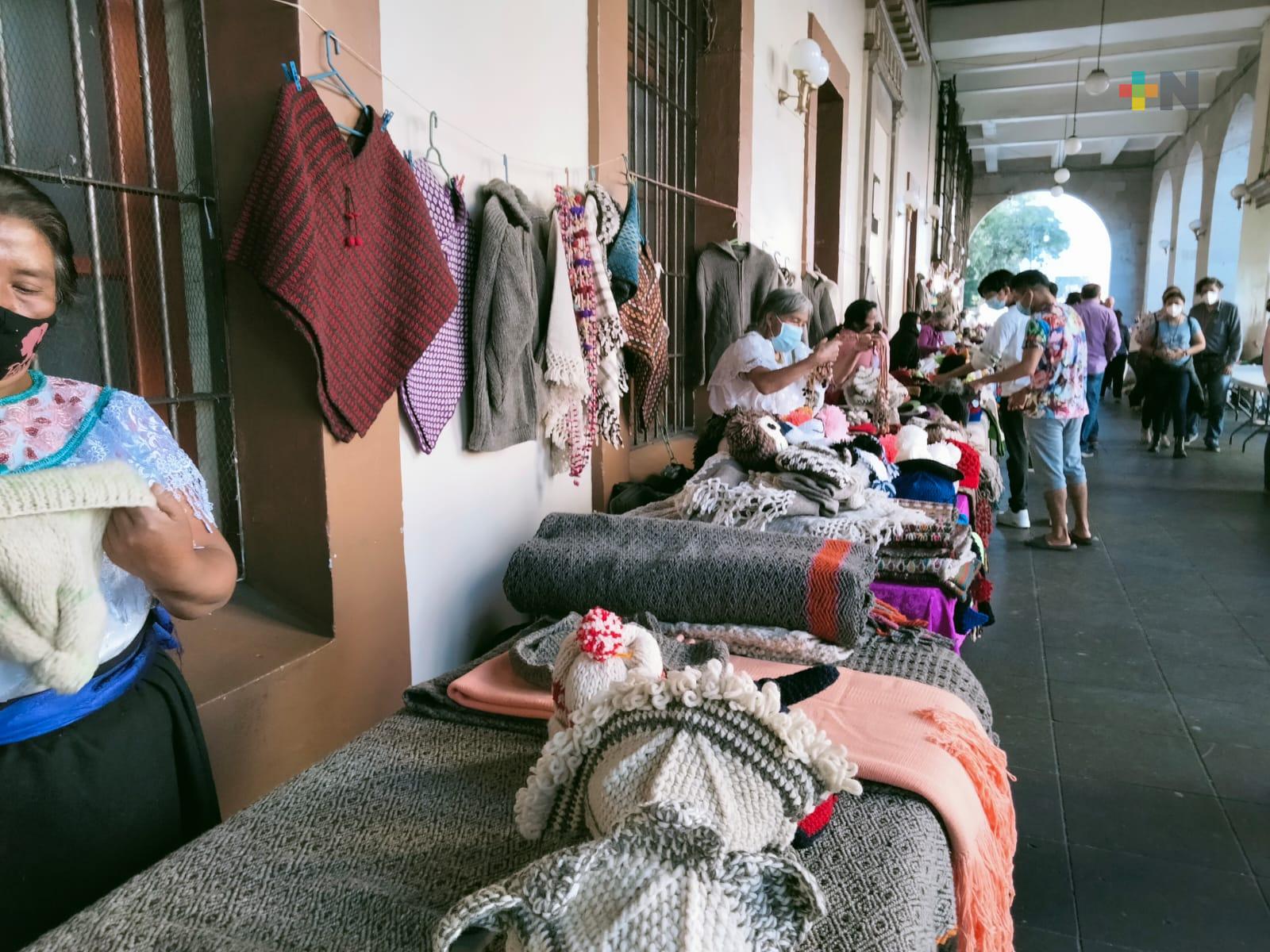 Artesanos de distintas regiones del estado ofrecen arte popular en los bajos de Palacio de Gobierno
