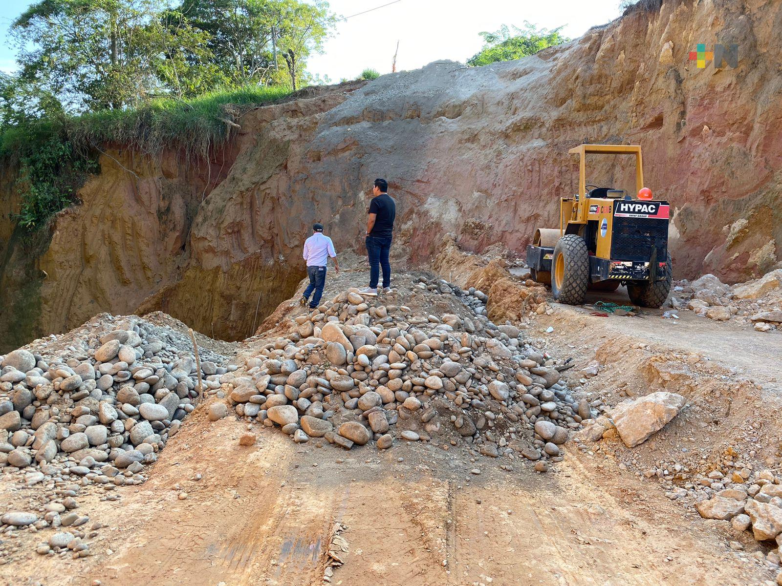 Reparan socavón en carretera a Santiago Sochiapan