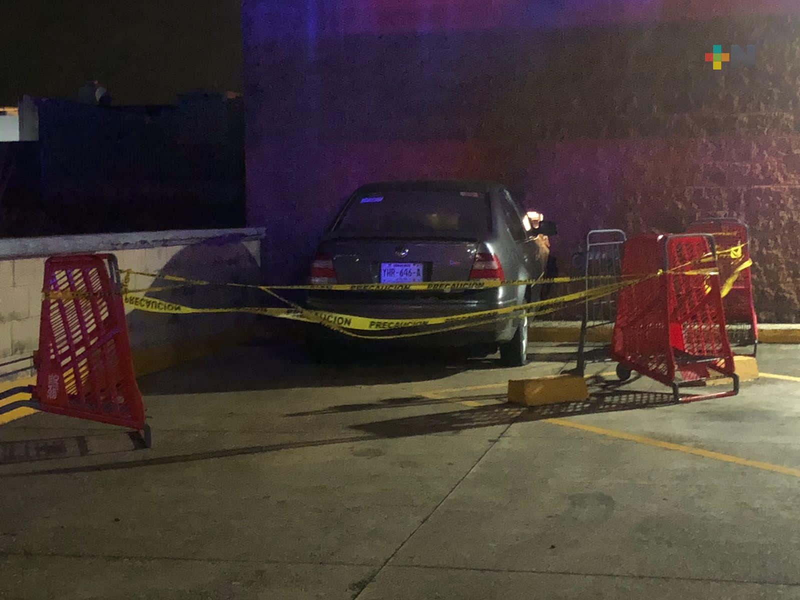 Solo pérdidas materiales deja choque de automovilista contra pared de tienda