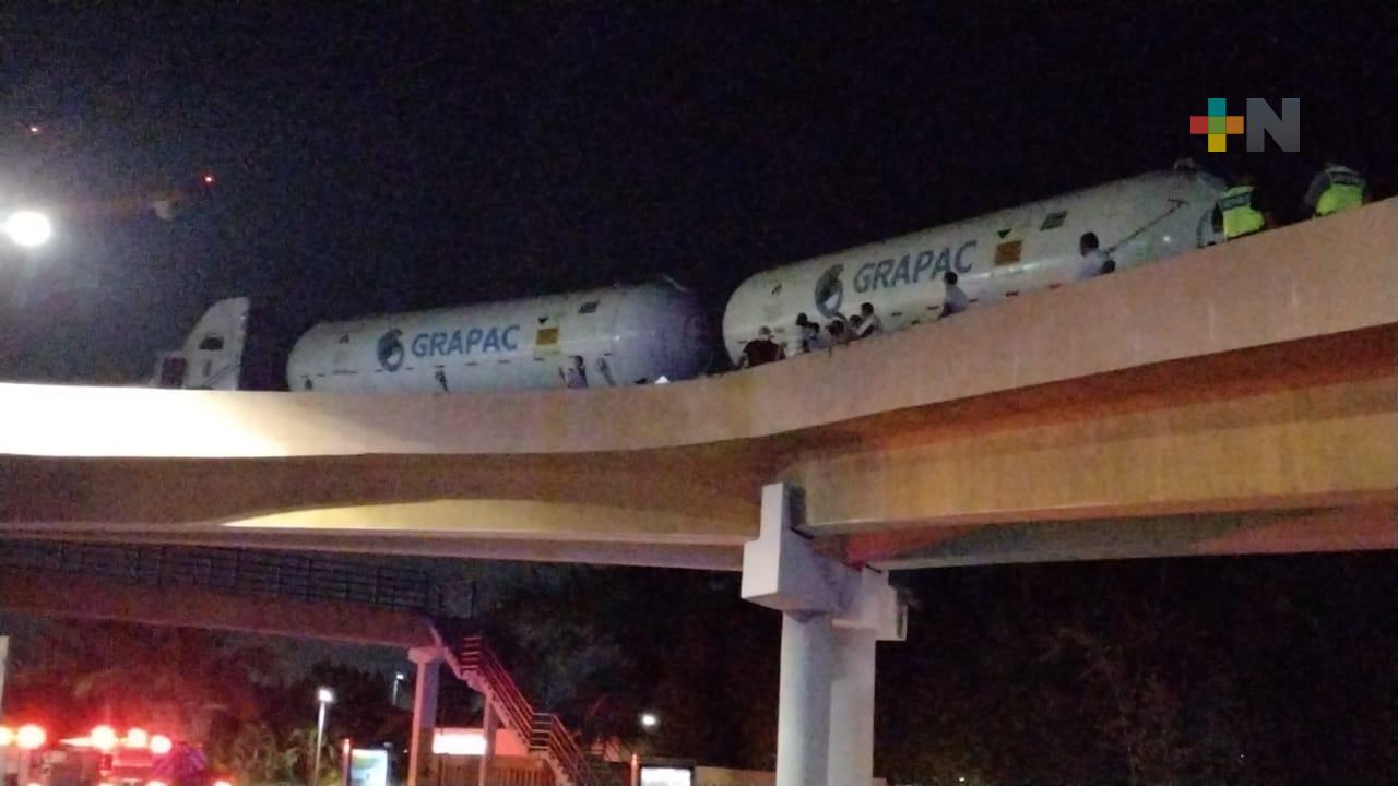 Pipa con amoníaco atorada en puente que lleva a plaza El Dorado de Boca del Río