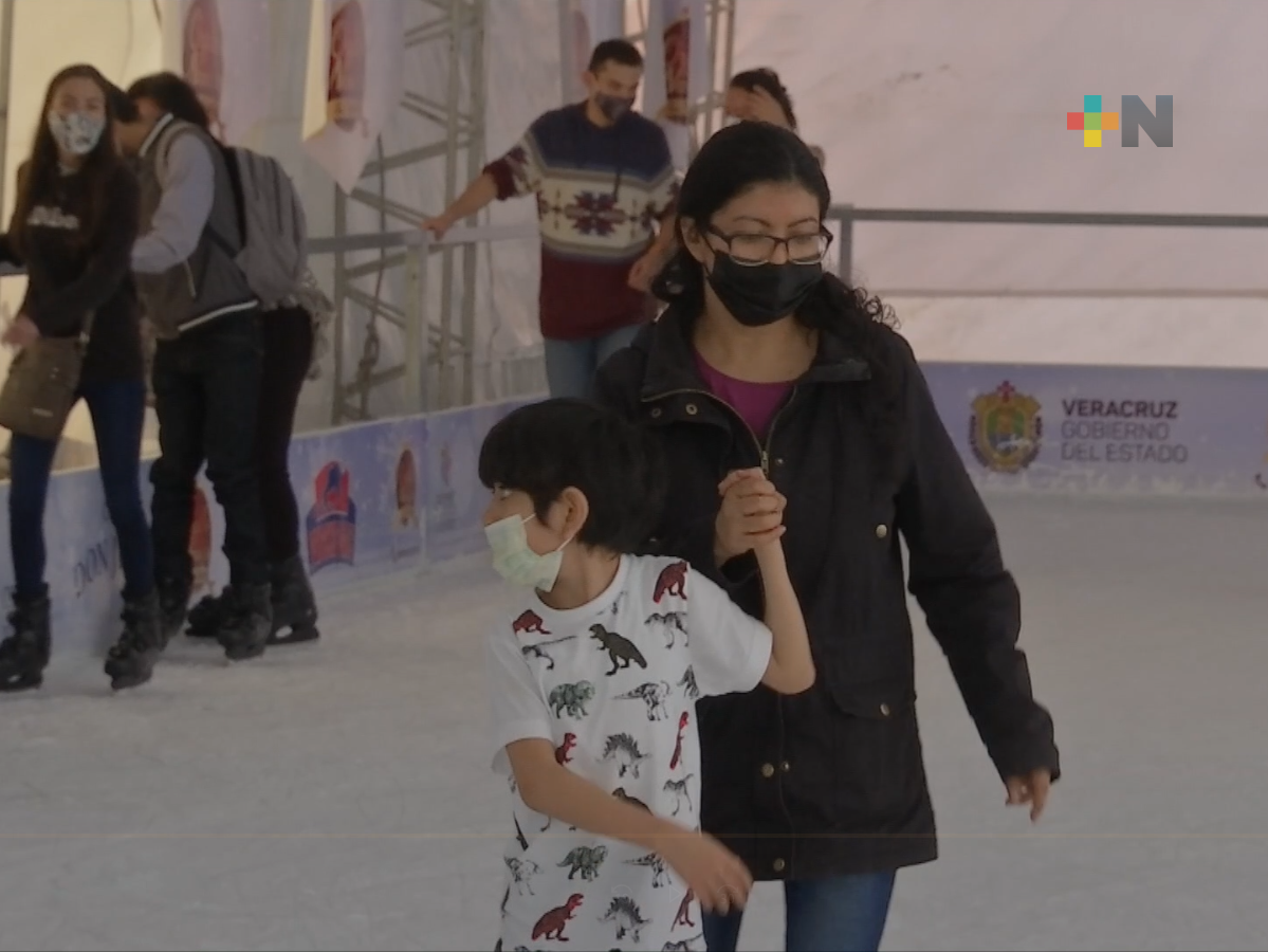 Aumentan visitantes a la pista de hielo en Coatepec