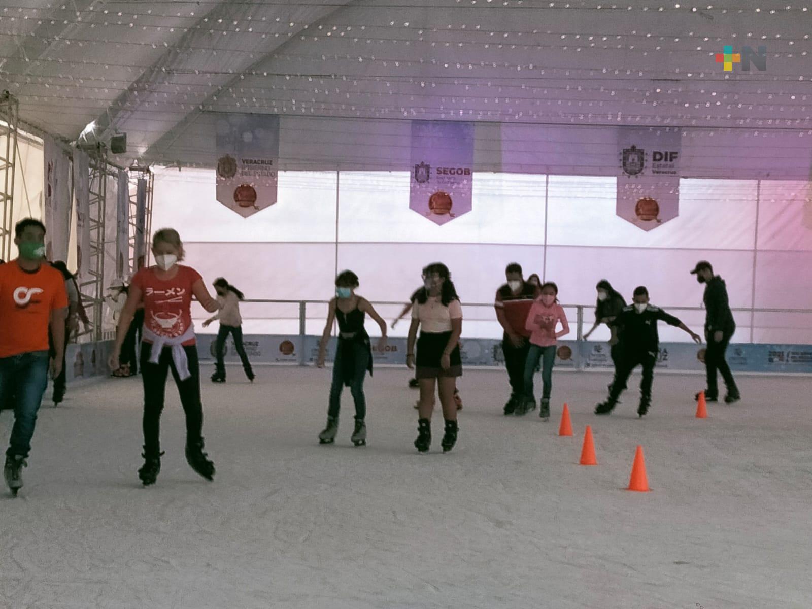 ¡Orgullo Navideño! En Coatepec, pista de patinaje sobre hielo divierte a personas de todas las edades