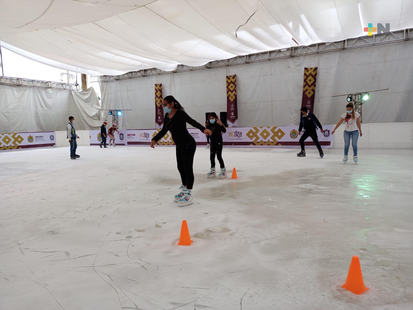 Desde temprana hora, familias acuden a pista de hielo de Coatzacoalcos