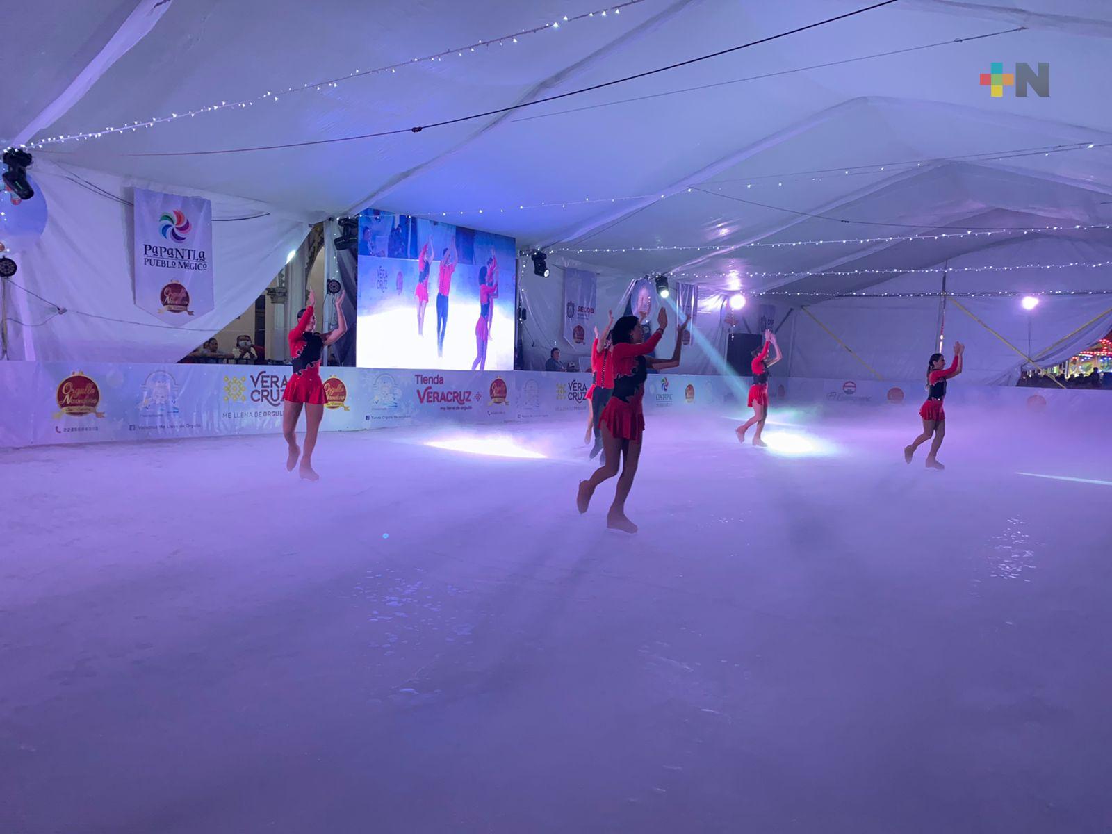 Inauguran pista de hielo en Cosamaloapan