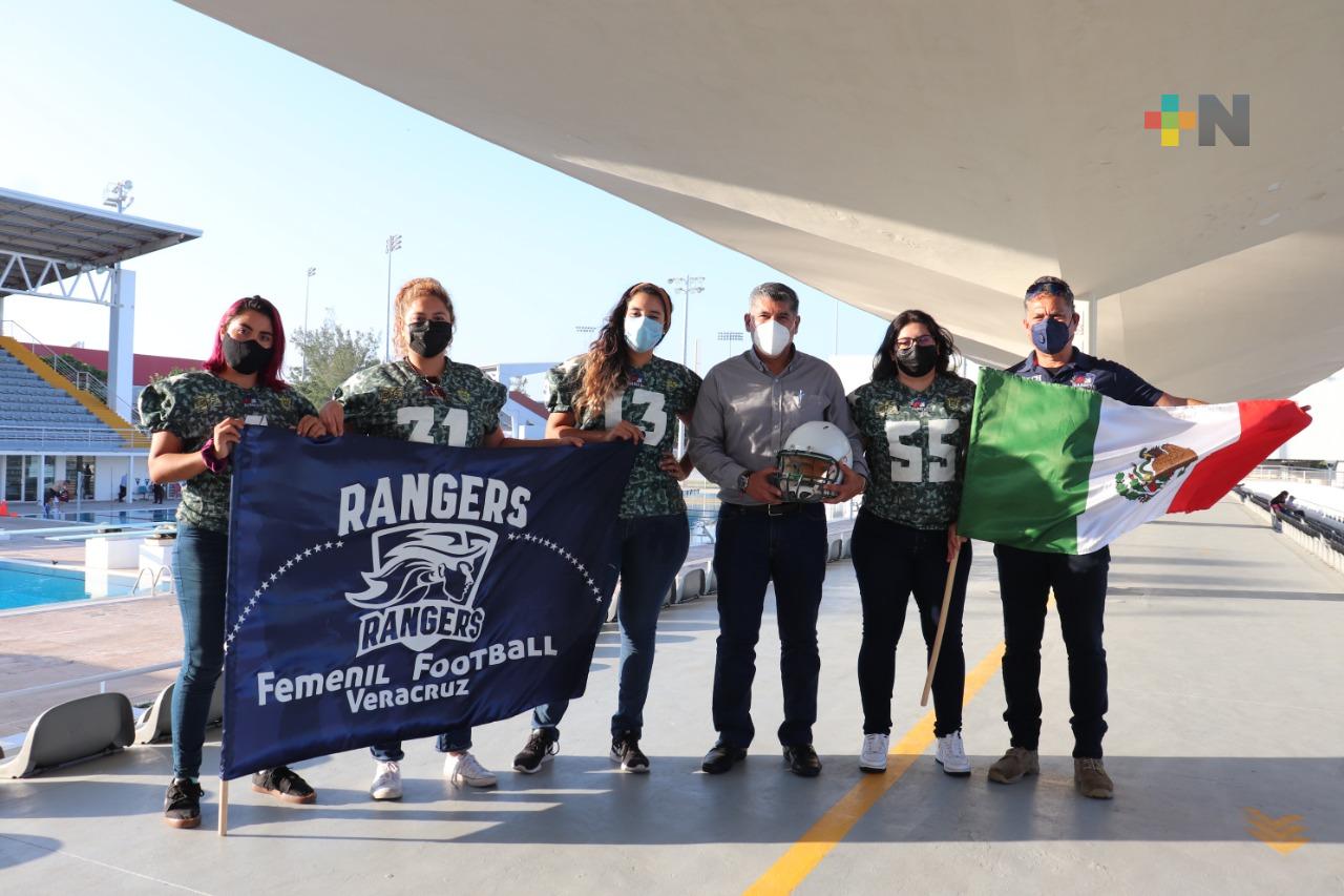 Abandera IVD jugadoras de futbol americano femenil